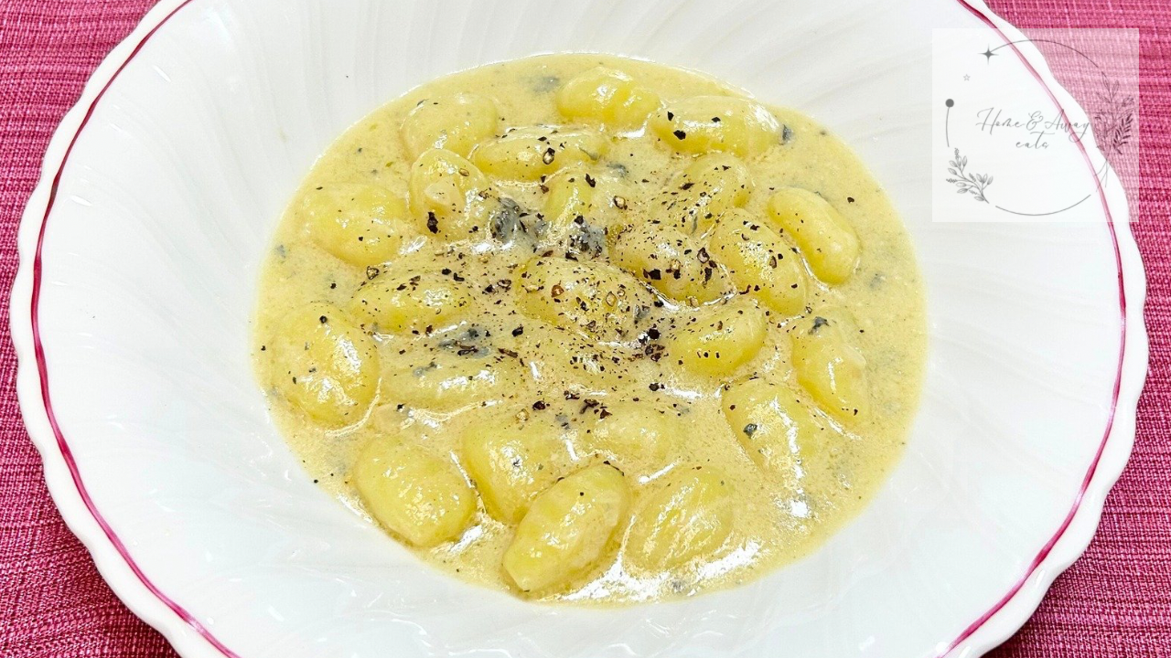 Close up of creamy gorgonzola gnocchi coated in cheese sauce
